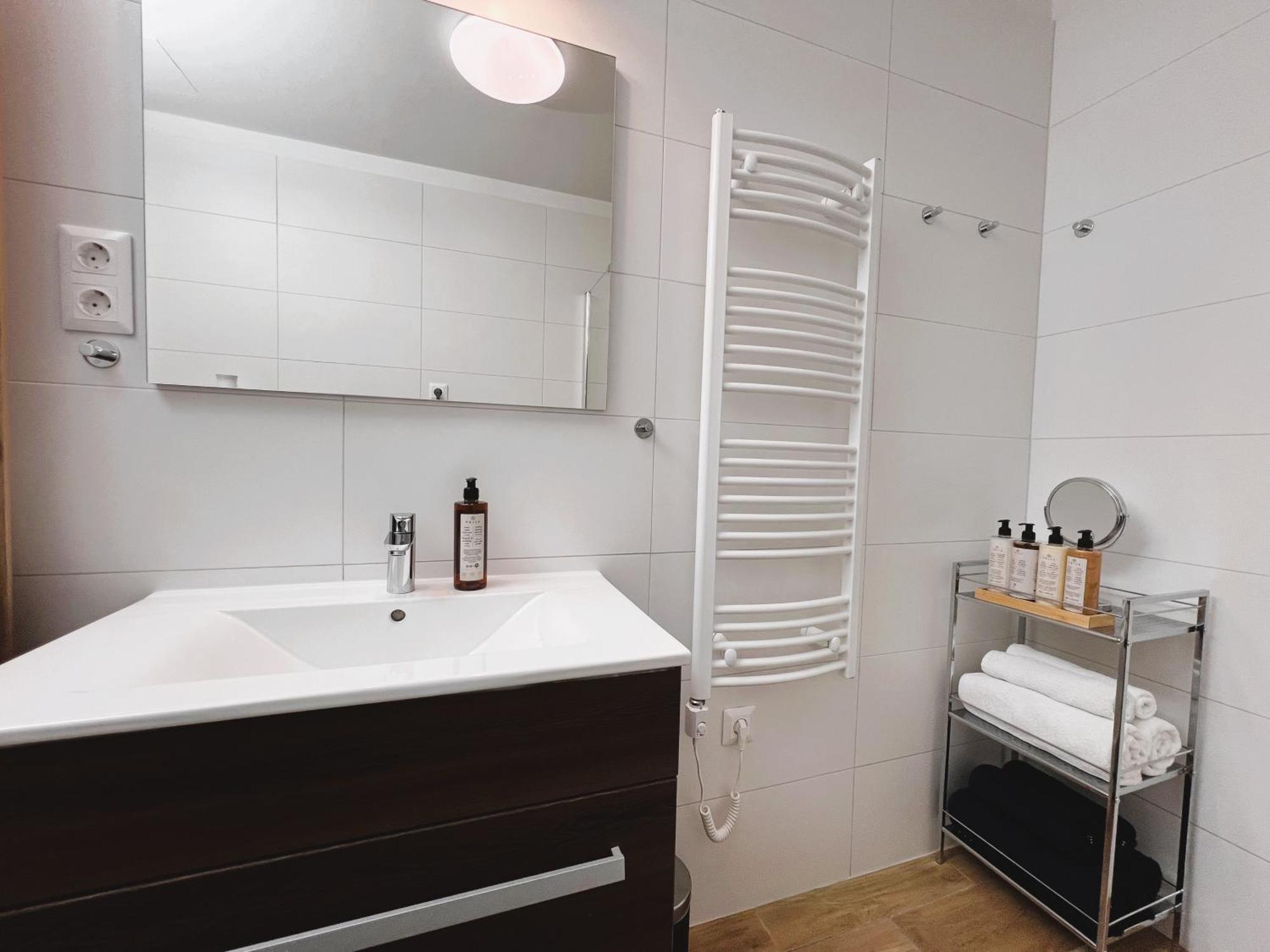 Luxe Central Studio With Pool, Parking & Ac Budapest Eksteriør bilde