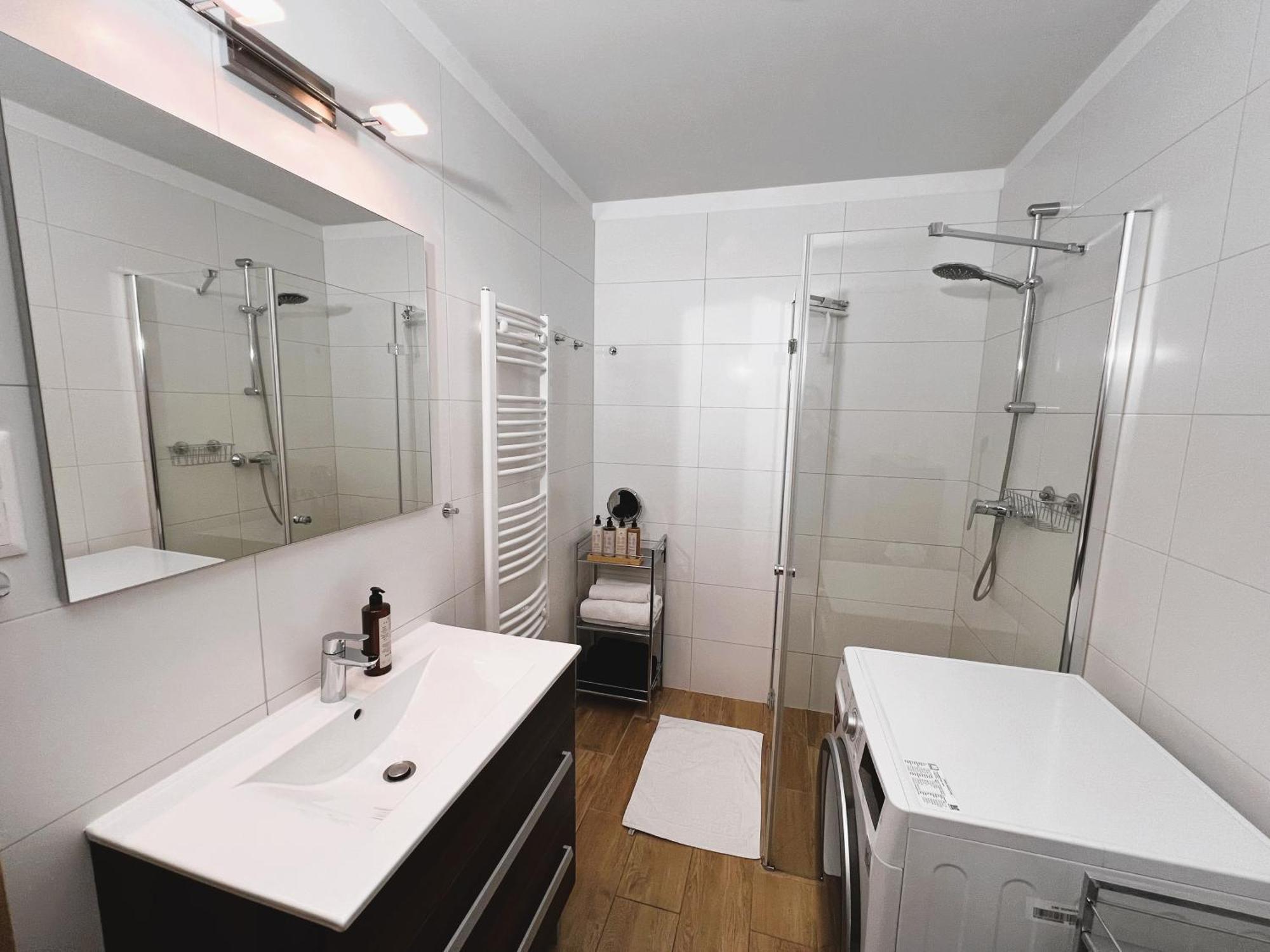 Luxe Central Studio With Pool, Parking & Ac Budapest Eksteriør bilde