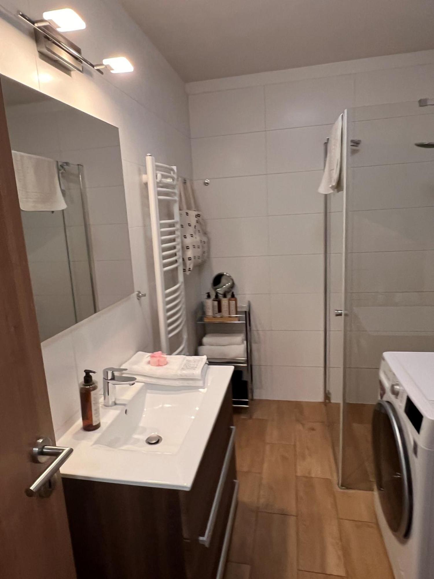 Luxe Central Studio With Pool, Parking & Ac Budapest Eksteriør bilde